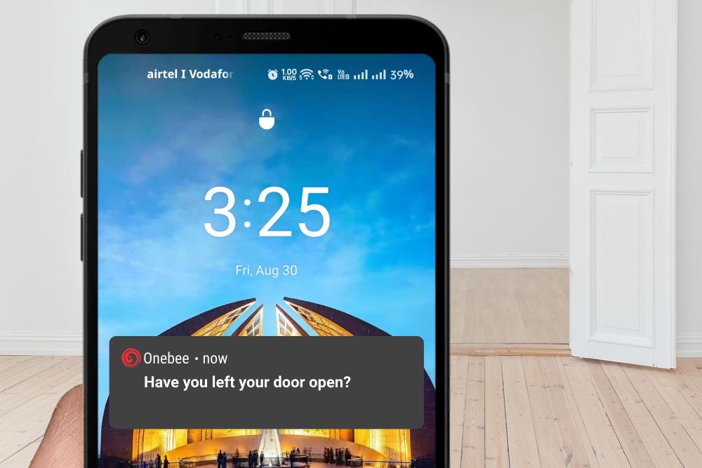 Smartphone receiving notification from the onebee app when the door is left open.