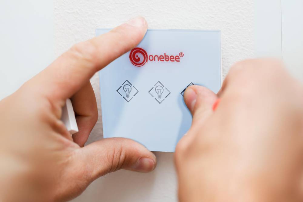 Smart Switch can be easily installed easily without professional help.